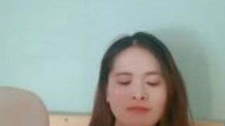 人妻在家感到空虚寂寞冷只好拿塑胶棒棒自己插到高潮