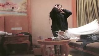 寻花偷拍-大屌魔人高价約了个苗窕妹子又折又凹干的妹子吱哇乱叫