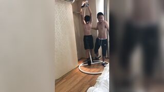 薄肌鲜肉沙发上被白袜大叔绑起来虐腹