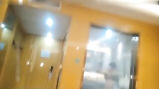 白皙诱人T恤小姐姐胸前鼓胀饱满看的口干舌燥欲望沸腾