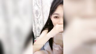 白丝肥臀妹子淫声荡语撩骚互动近拍掰穴道具玩弄骚逼