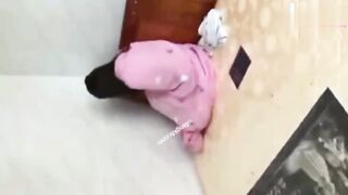 吃瓜群众惊呆了抓奸明场面被抓奸在床大街上被扒光衣服打耳光剪头发的都挺惨还有比较漂亮的哦