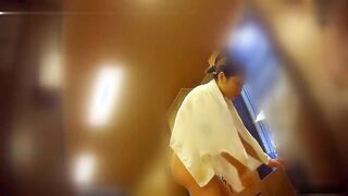 5月新流大众温泉洗浴中心女宾换衣室真实偸拍内部春色好多年轻靓丽的小姐姐脱光光丸子头美眉的阴毛超级性感鲍鱼夹成一条缝
