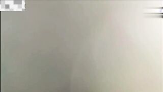 【父女乱伦】禽兽父亲偷偷进入女儿房间，居然把自己女儿操了！